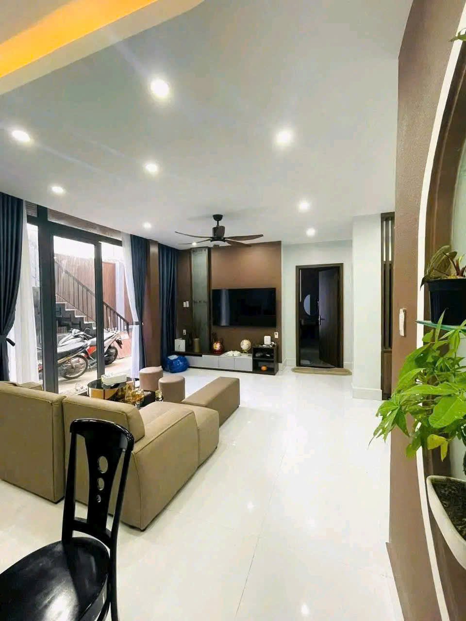 BÁN GẤP BIỆT THỰ GẦN 250m2 VỪA Ở VỪA CÓ CĂN HỘ CHO THUÊ - CÓ NGUỒN THU NHẬP CỐ ĐỊNH - Ảnh 1
